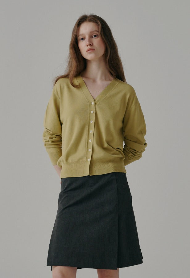 Steady V-neck basic cardigan