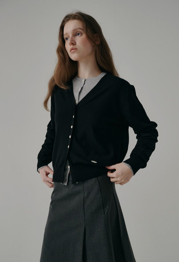 Steady V-neck basic cardigan